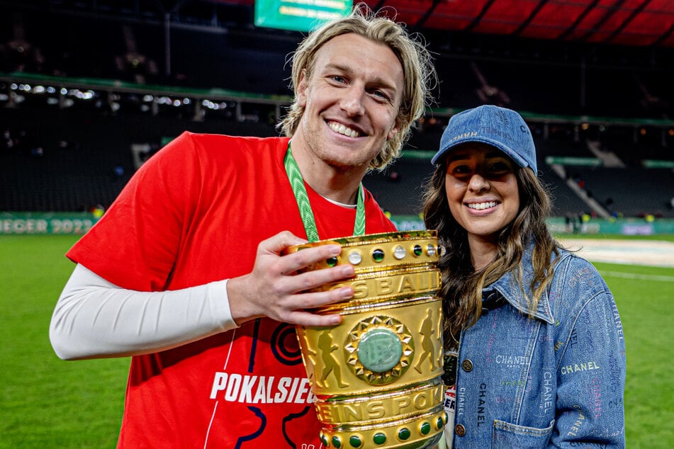 Emil (32) und Shanga Forsberg (31) mit dem DFB-Pokal. 2022 holte der Schwede erstmals mit RB Leipzig den Titel. Es ist einer der großen Momente, den das Paar in neun Jahren Messestadt gemeinsam erlebte.