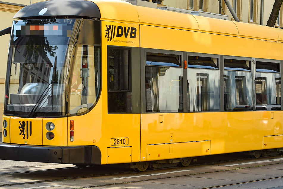 Dresden: Abgelenkt vom Handy: 14-Jährige läuft gegen Straßenbahn