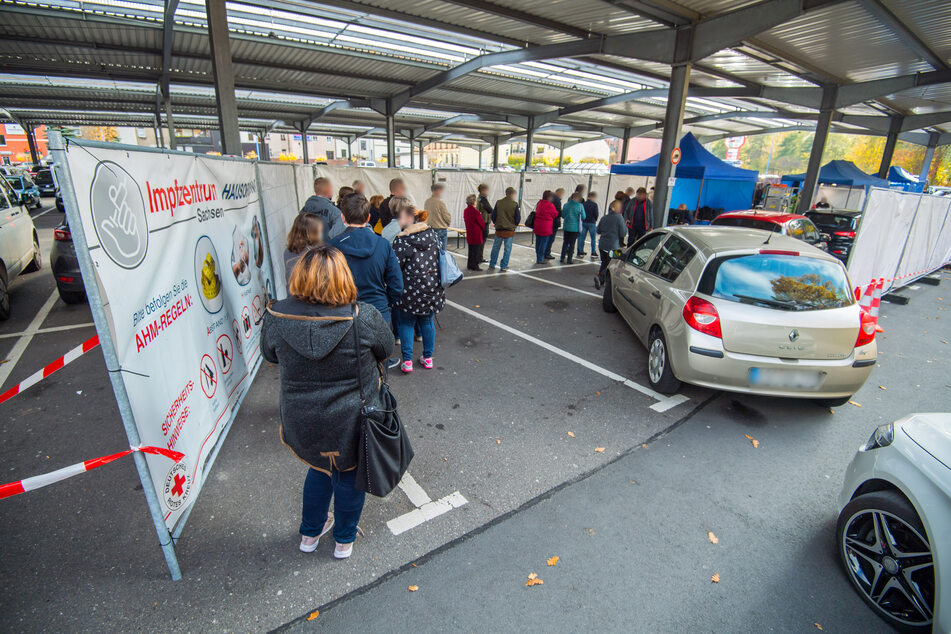 Großer Andrang auf dem Simmel-Center-Parkplatz in Aue-Bad Schlema: Am Dienstag fand dort eine große Impfaktion statt.