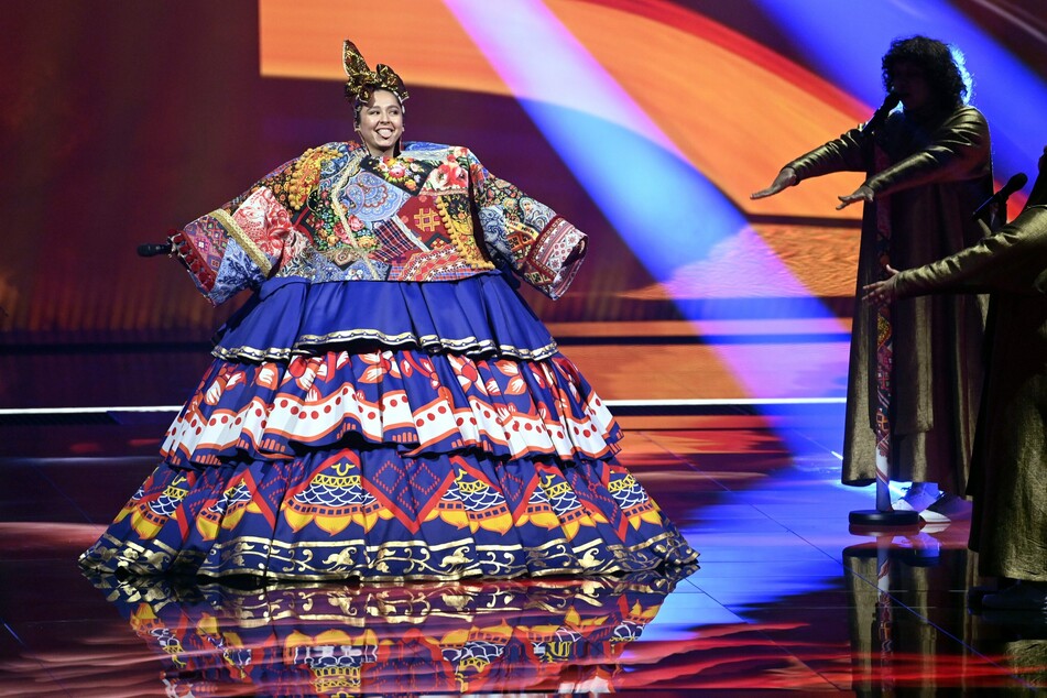 Russlands Act um Sängerin Manizha ("Russian Woman") hat eine der ausgefallensten Bühnenshows. Zum Schluss werden zahlreiche russische Frauen aus Zeichen der Solidarität an einer Videoleinwand zu sehen sein.