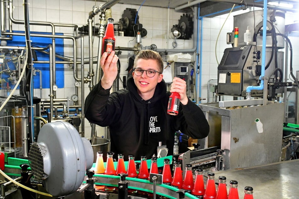 Das Geschäft läuft flüssig: Die Cocktails von Barkeeper Felix Erdmann (28) finden reißenden Absatz.