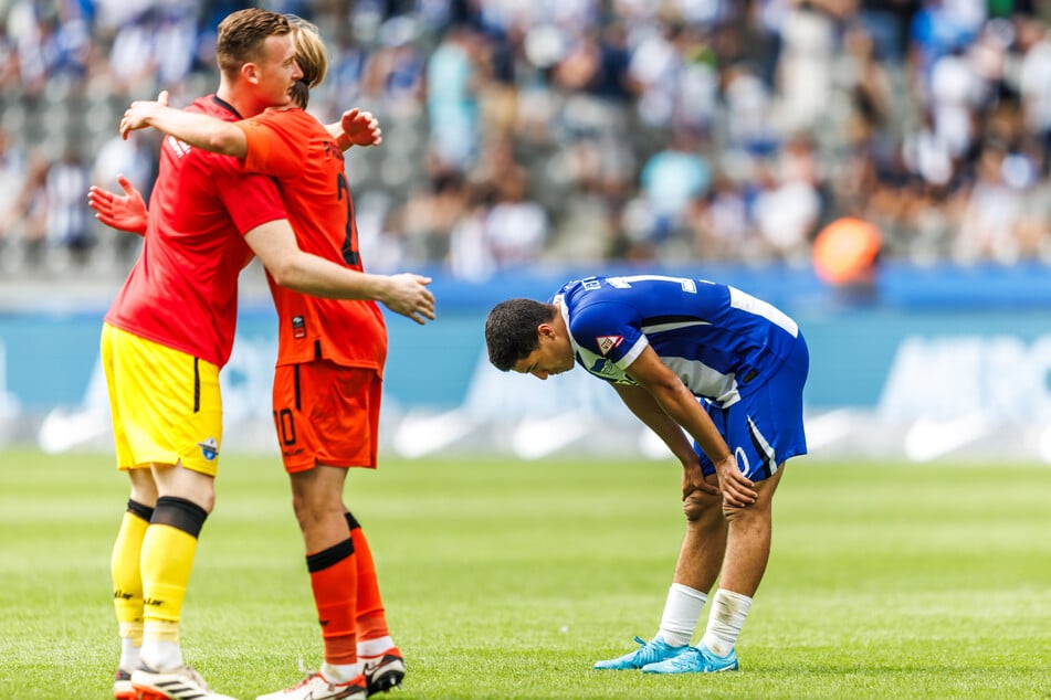 Ibrahim Maza (18, r.) konnte die Hertha-Niederlage nicht verhindern.