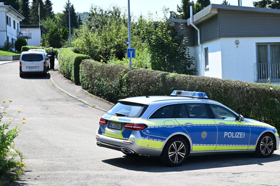 Die Polizei sicherte den Weg zum Tatort am vergangenen Sonntag ab.