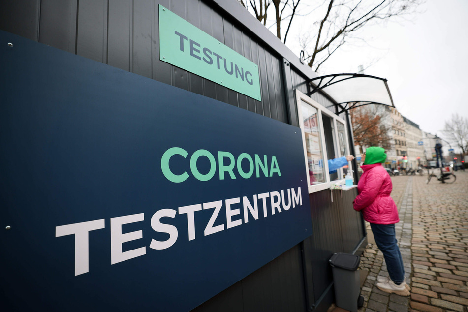 Eine Frau steht an einem Corona Testzentrum in Altona. Die Neuinfektionen in Hamburg steigen weiter stark an.