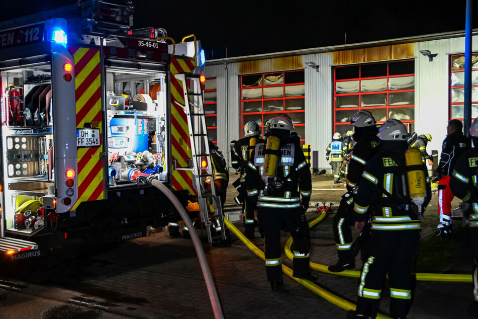 Feuerwehrleute kämpfen gegen die Flammen auf der Wache.