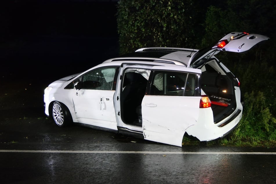 Ohne Hinterrad steht der Ford auf dem Seitenstreifen.