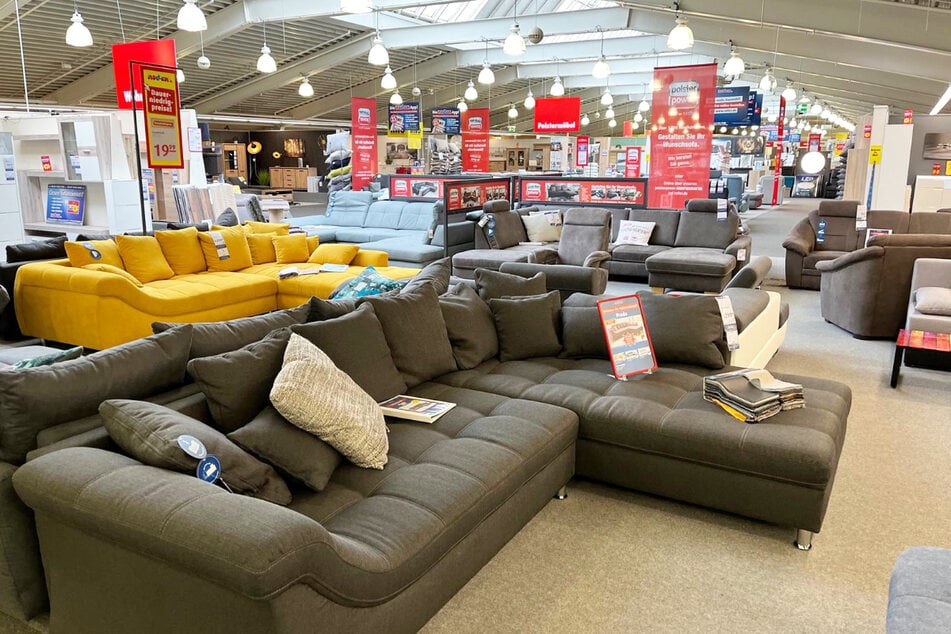 Zum verkaufsoffenen Sonntag (9.11.) schenkt ROLLER in Halstenbek Kunden u. a. bis zu 700 Euro beim Möbelkauf.¹