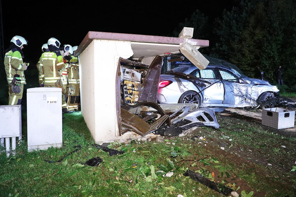 Vom Trafo ist nach dem Unfall nicht viel zu erkennen.
