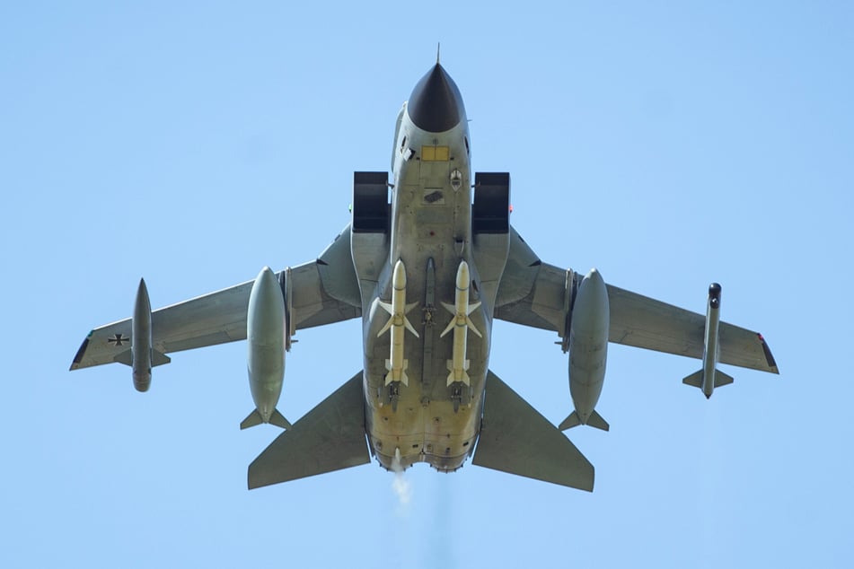 Mit 817 km/h und 152 Metern Flughöhe donnerten am Mittwochvormittag zwei Tornado-Kampfjets über Radebeul hinweg. (Archivfoto)