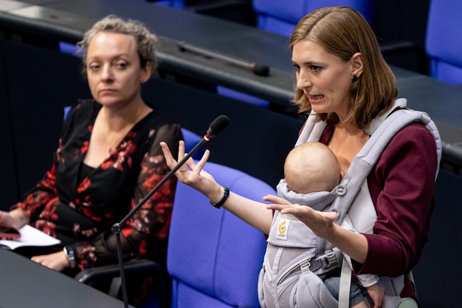 Die Grünen-Abgeordnete Hanna Steinmüller hat mit ihrer Rede mit Baby in der Bauchtrage für eine Premiere gesorgt.