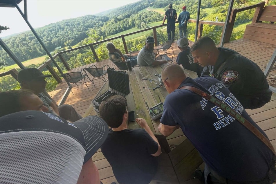 Erst im Morgengrauen konnte Carl mithilfe einer Drohne an der rund 60 Meter hohen Felswand geortet werden.