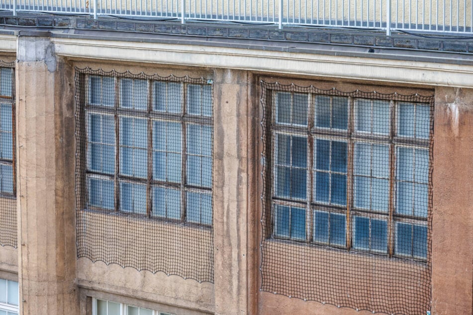 Weil Fensterteile drohen, herauszufallen, hängen teilweise Netze davor.