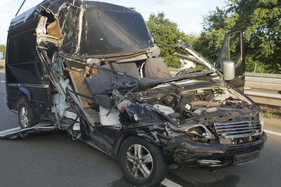 Die komplette Front des Unfallwagens wurde durch den Zusammenprall zerstört.