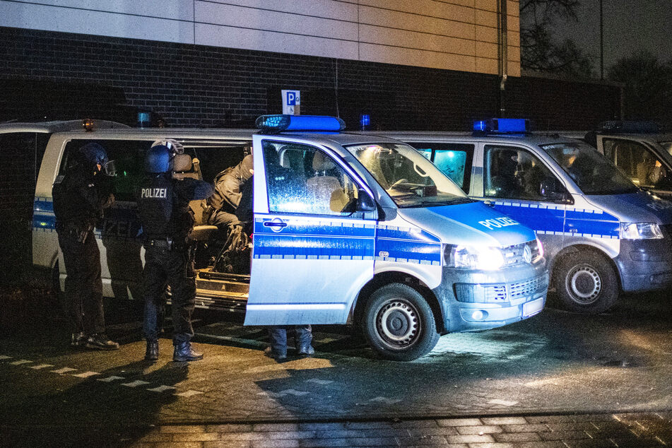 Groß angelegte Durchsuchung der Polizei: In Dresden, Böhlen und Lauchhammer wurden in mehreren Büros von sechs Firmen Beweise beschlagnahmt. (Symbolbild)