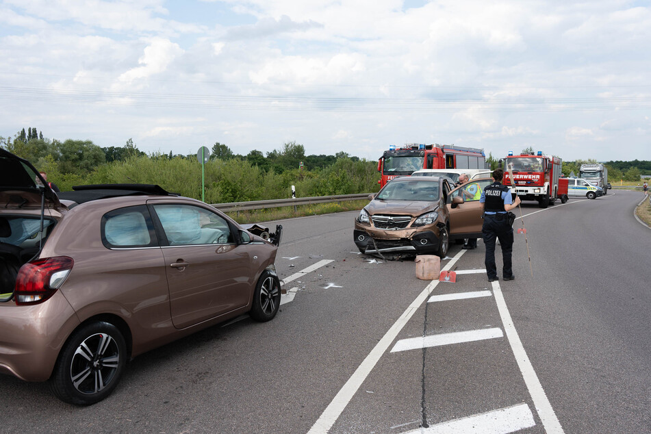 Die 72-Jährige war aus bisher unbekannter Ursache von der B184 abgekommen und hatte dann eine Verkehrsinsel, ein Schild und ein weiteres Auto gerammt.