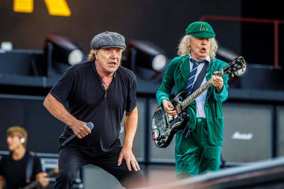 Brian Johnson (76, l.) und Angus Young (69) gaben auf der Bühne alles.