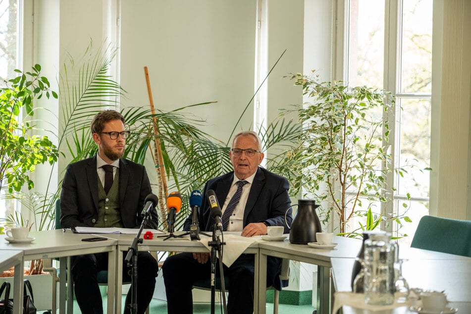 Umweltminister Till Backhaus gab in einer Pressekonferenz bekannt, dass eine Privatinitiative einen neuen Rettungsversuch des Wals starten darf.