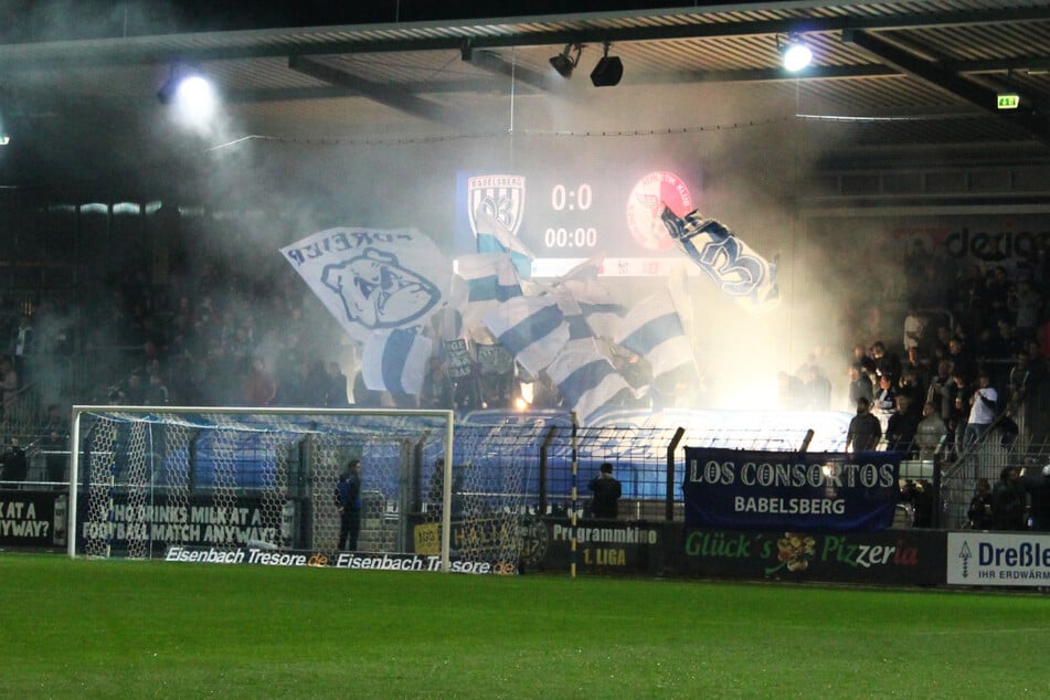 Im Block O fackelten einige Fans des SV Babelsberg 03 kurz vor Spielbeginn Pyrotechnik ab.