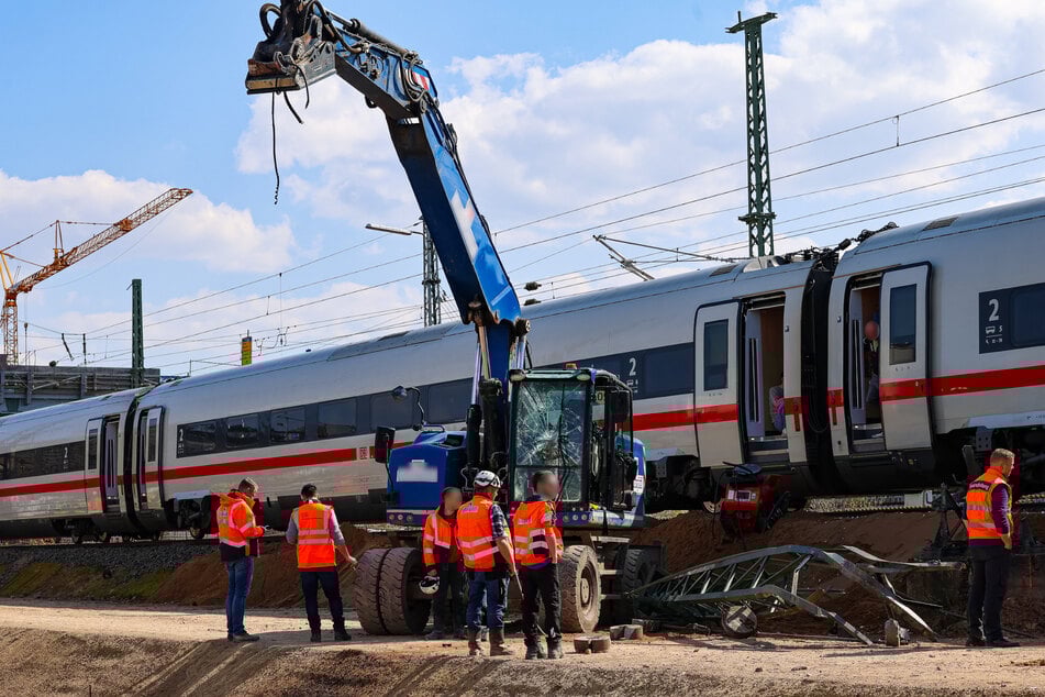 Bei dem involvierten Bagger ist die Fahrerscheibe des Führerhauses komplett zerstört.