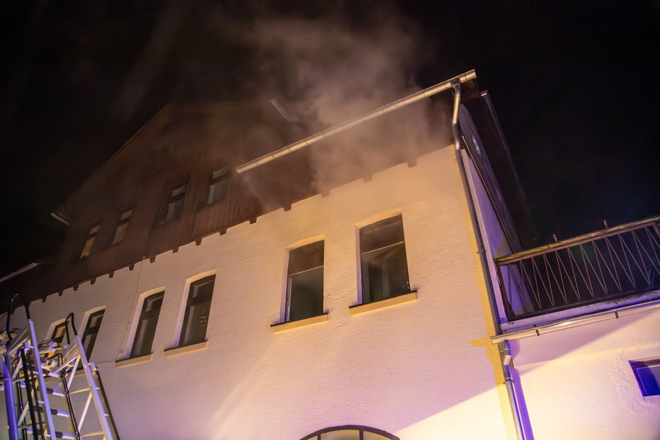 In einer Wohnung in der Weststraße brach in der Nacht ein Feuer aus.