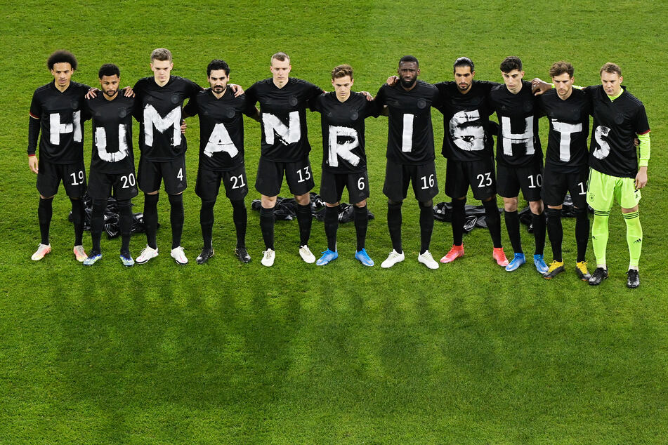 Die Spieler der deutschen Nationalmannschaft stehen zusammen und bilden den Schriftzug "Human Rights".