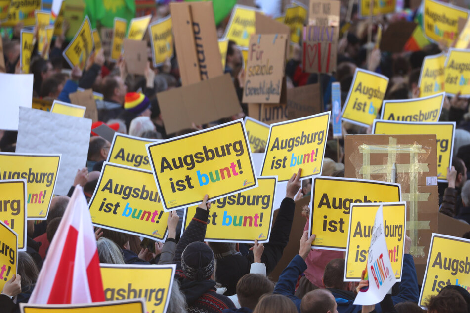 In Augsburg waren Tausende Menschen auf der Straße.