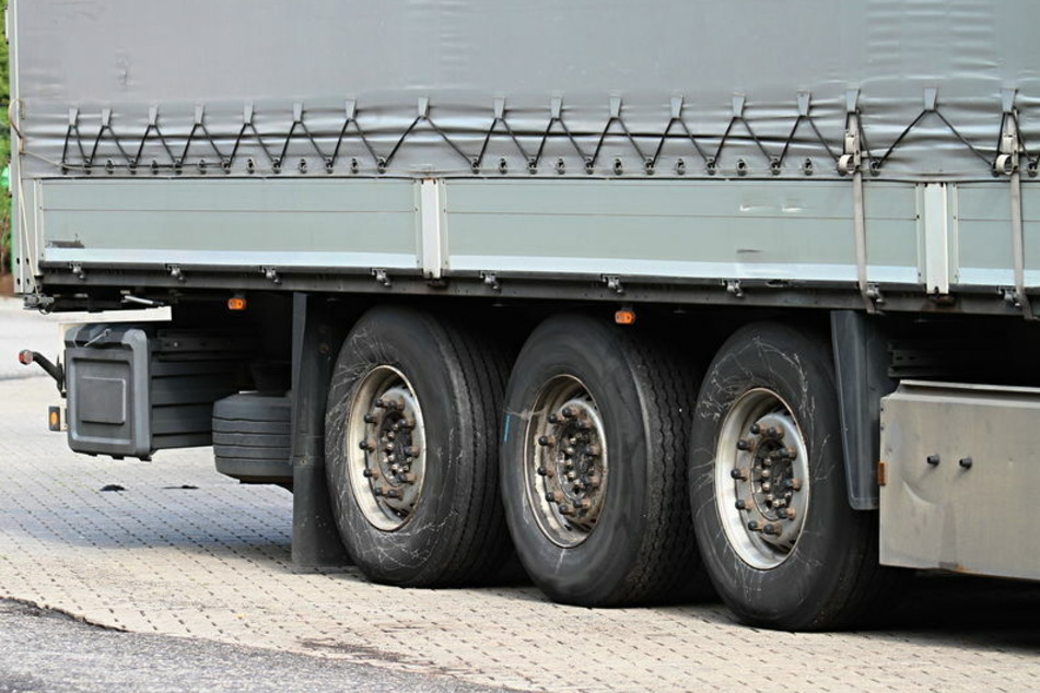 Ein Mitarbeiter des Güterverkehrszentrums entdeckte am Mittwoch beim Entladen eines Lkw sieben Asylbewerber. (Symbolbild)