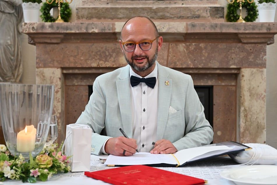 Callenbergs Bürgermeister Daniel Röthig (46, CDU) war sehr berührt von der "Hochzeits-Geschichte" und übernahm die Trauung selbst.