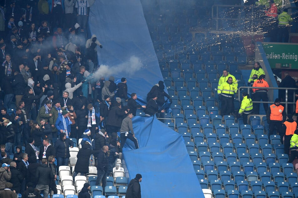 Die Fantrennung funktionierte im Hansa-Stadion mehr schlecht als recht.