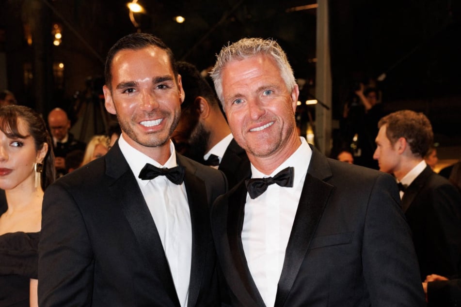 Ralf Schumacher (50, r.) und sein Partner Étienne Bousquet-Cassagne (36) feiern ihre Hochzeit im TV.