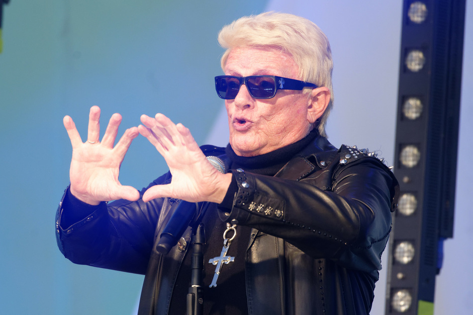 Der Sänger Heino (81) steht bei einem Auto-Konzert auf der Bühne.