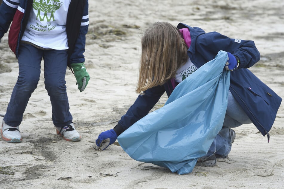 Ab und an gibt es Aktionen an der Ostsee, bei denen Freiwillige Müll am Strand sammeln. (Archivbild)