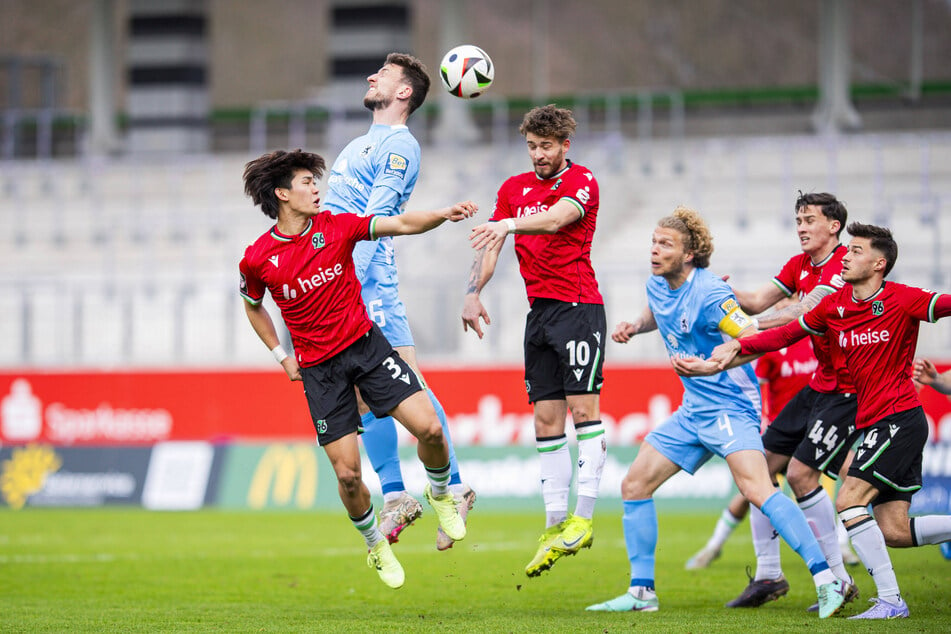 Münchens Pechvogel Philipp Maier (30, Mitte) verhinderte äußerst unglücklich die 1:1-Ausgleichschance von Teamkollege Jesper Verlaat (28).