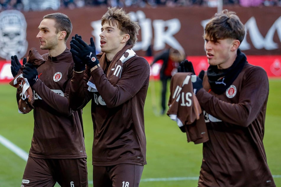 Fin Stevens (22, r.) konnte beim FC St. Pauli bislang nicht überzeugen. Englische Vereine zeigen Interesse an ihm.