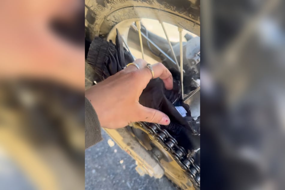 Bei ihrer letzten Panne verfing sich die Regenhose der Bloggerin in der Kette ihres Motorrads.