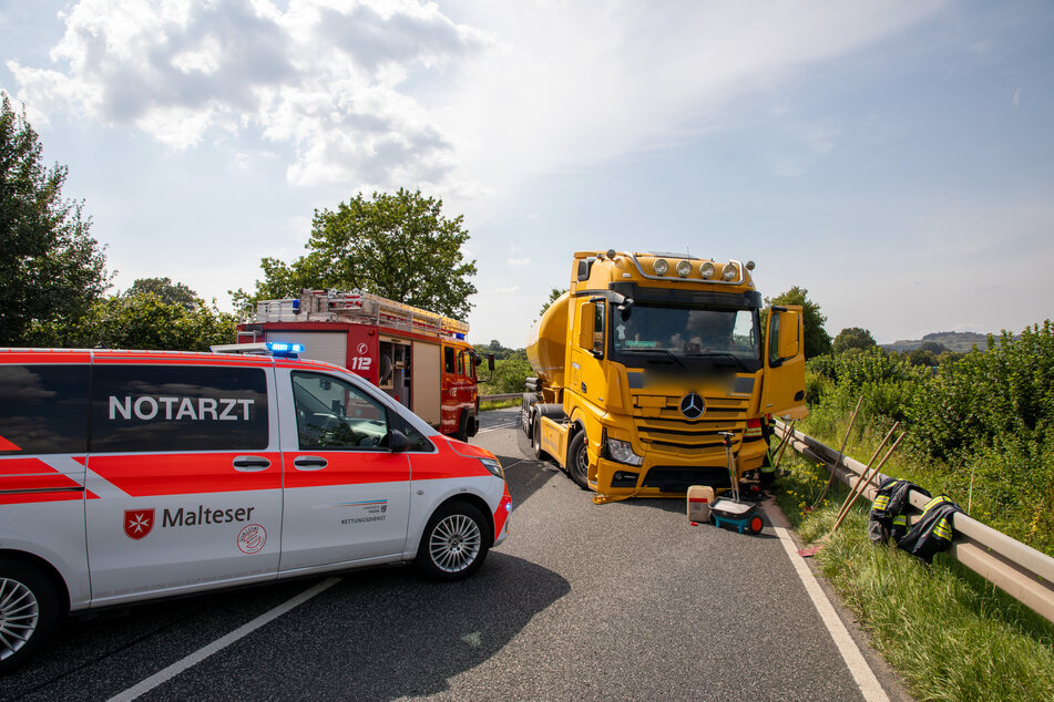 Der Fahrer des unfallbeteiligten Lasters kam mit einem schweren Schock in eine Klinik.