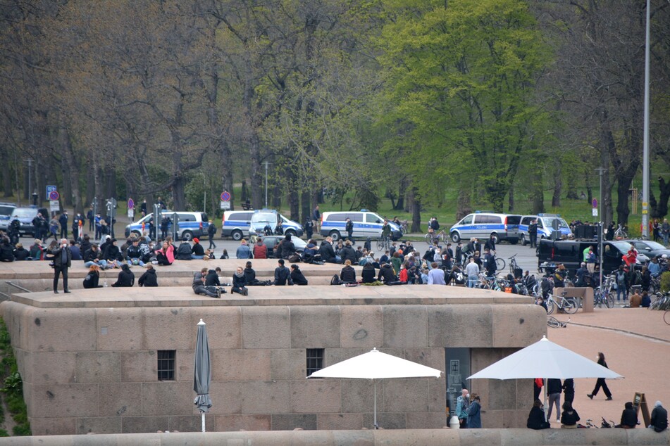 Die Polizei überwacht das bisher friedliche Geschehen am Völkerschlachtdenkmal.