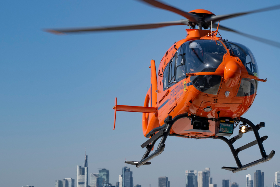 Biker landet in Straßengraben: Mann mit Heli schwer verletzt in Klinik geflogen