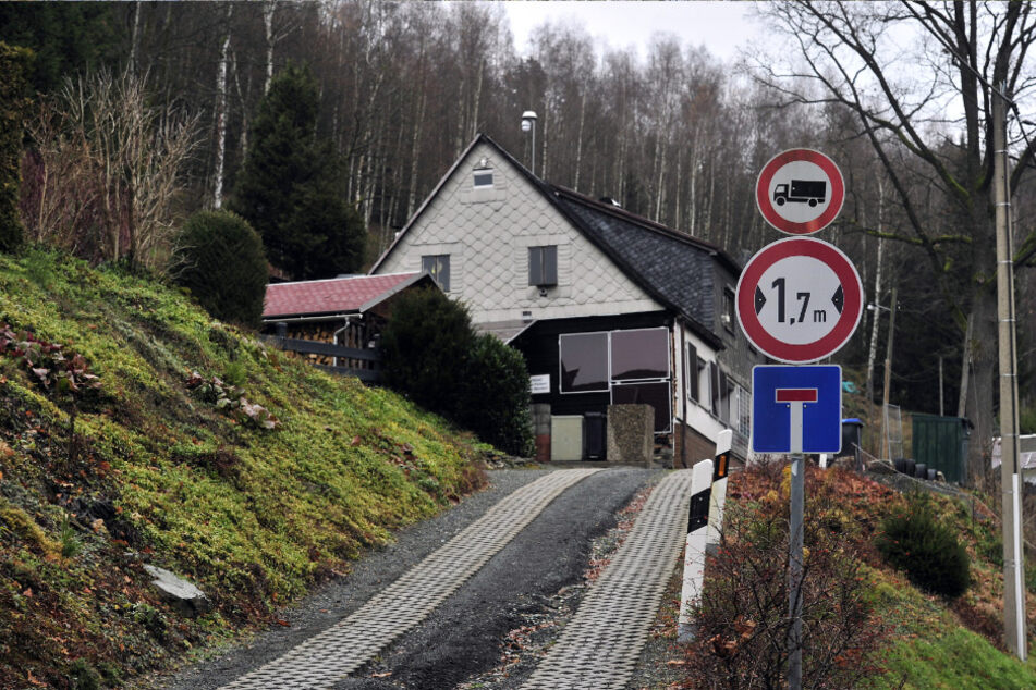 An der Anliegerstraße Zur Alm in Klingenthal tobt seit Jahren ein Streit um den engen Fahrweg.