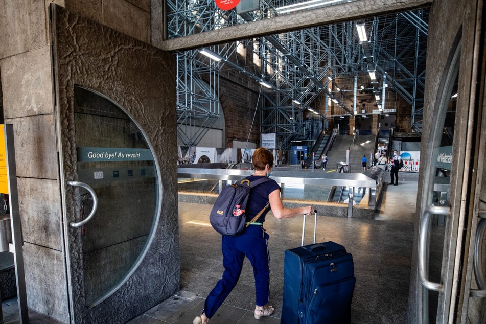 Der Weg durch den Bonatzbau zu den Gleisen am Stuttgarter Hauptbahnhof wird aus Sicherheitsgründen zunächst gesperrt.