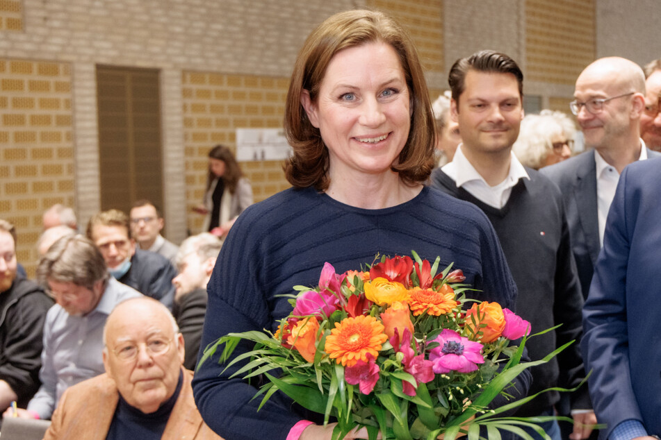Mit Blumen wurde Sonja Jacobsen zum Sieg gratuliert.