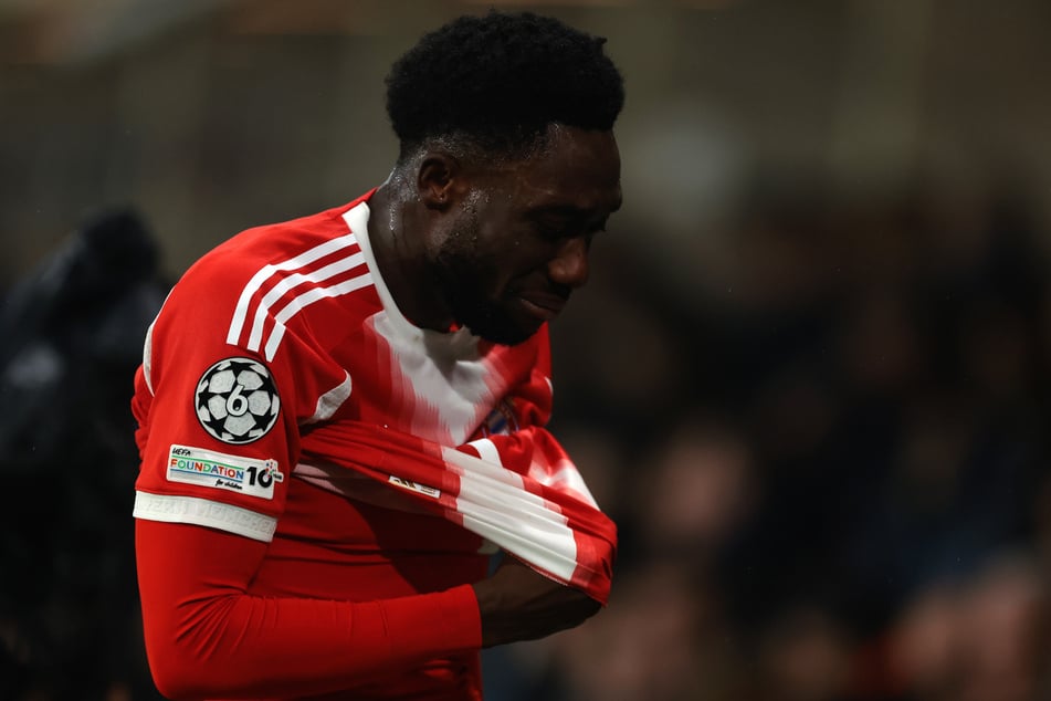 Von Verletzungspech geplagt: Kaum hatte sich Alphonso Davies (25) von einem Muskelfaserriss erholt, verletzte er sich beim 6:1 im Achtelfinal-Hinspiel der Champions League bei Atalanta Bergamo am Oberschenkel.