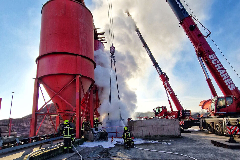 Brand am Neusser Hafen: Feuerwehr rückt mit zahlreichen Kräften aus
