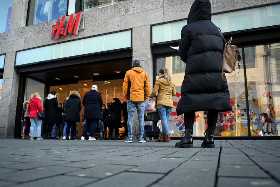 Kunden stehen vor einer H&amp;M-Filiale in Leipzig an. Allerdings können sich viele Verbraucher das Shopping mit Termin nicht vorstellen.