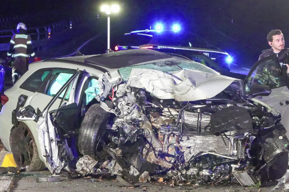 Aus diesem weißen Seat konnten Zeugen den Mann noch befreien.