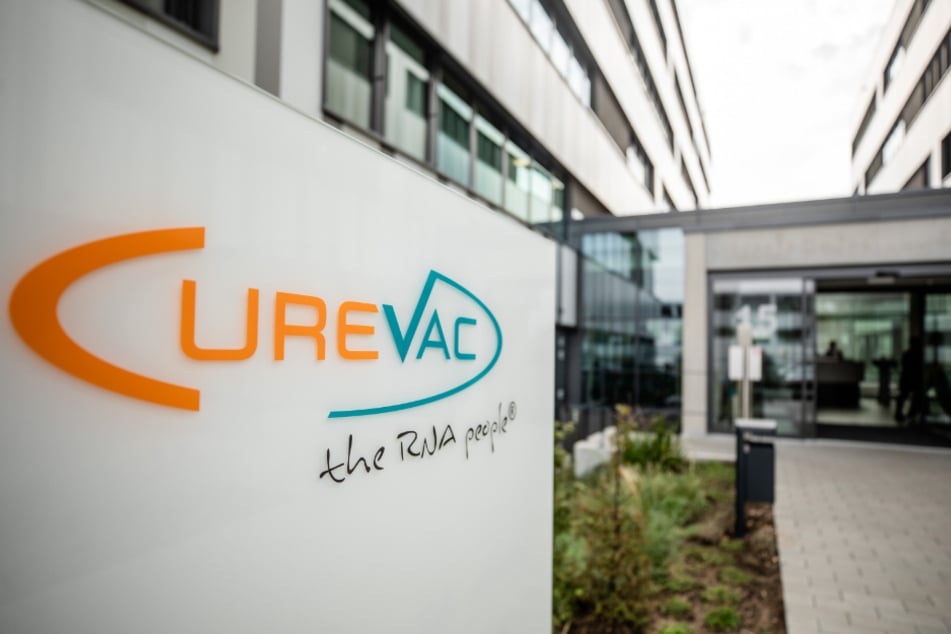 Baden-Württemberg: Das Logo des biopharmazeutischen Unternehmens Curevac ist am Eingang des Firmensitzes in Tübingen angebracht.