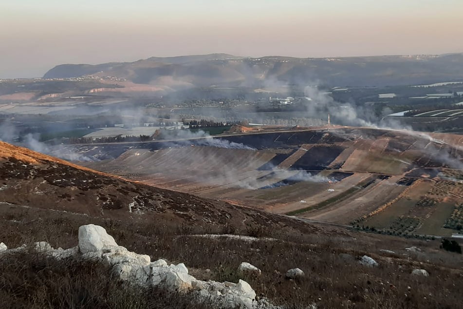 Rauch steigt im südlibanesischen Grenzdorf Maroun al-Ras auf: Israelische Bodentruppen haben angeblich einen Posten der Hisbollah im Libanon erobert. (Archivfoto)