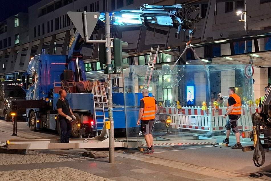 Mithilfe des Ladekrans konnte das Sicherheitsglas aufgerichtet werden. Dabei zeigte sich der Schaden.