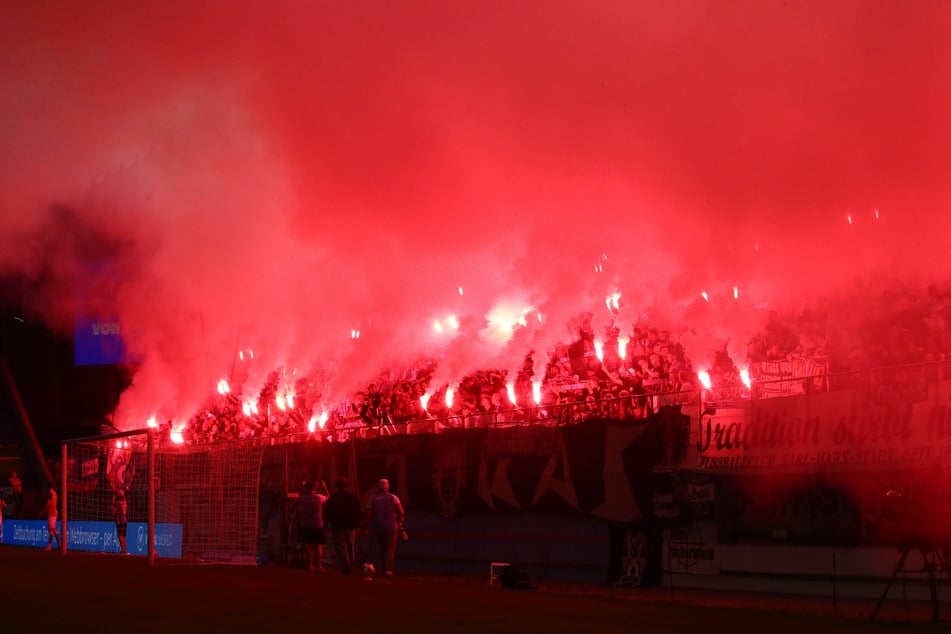 Aufgrund zahlreicher Bengalos, die auf der Südtribüne gezündet wurden, musste das Spiel kurzzeitig unterbrochen werden.