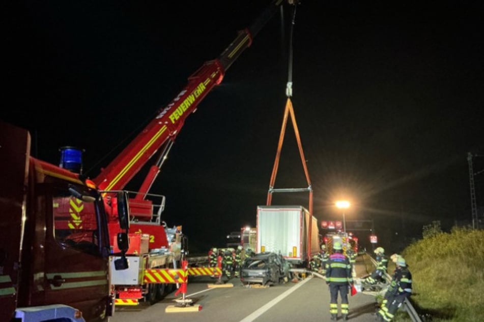Die Feuerwehr musste den Fahrer (†42) aus seinem Wagen befreien.